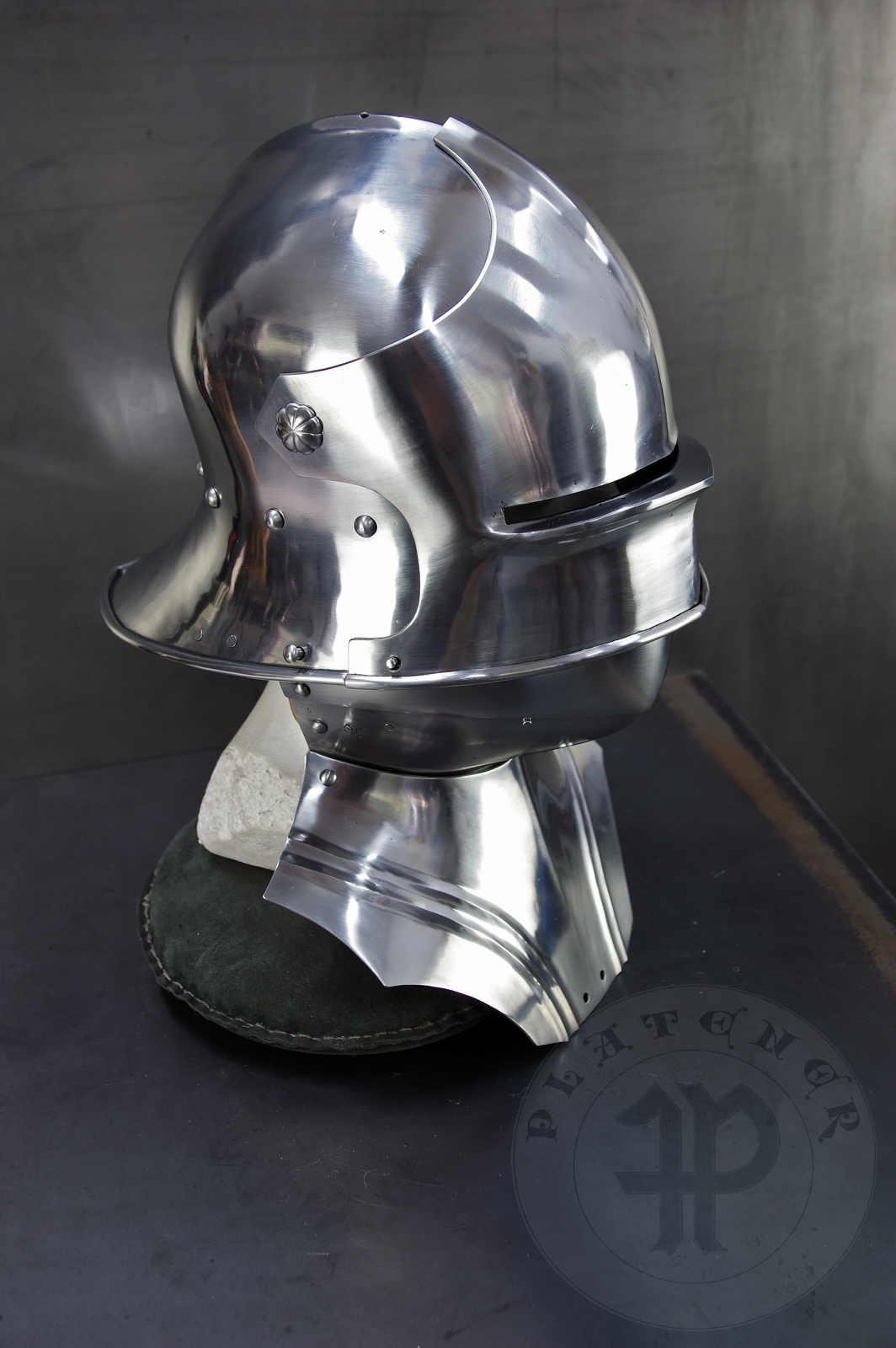 Sallet inspired by example from the Philadelphia Museum of Art; bevor inspired on Churburg CHS25 piece. Period: 1460-1470 Material: 2 mm steel with 0,3 % carbon. Heat treatment: sallet hardened and tempered up to 38 HRC and bevor up to 42 HRC. / Salada inspirowana na originale z Philadelphia Museum of Art; podbrdek oparty na oryginale z Churburga CHS25. Salada hartowana i odpuszczana do 38 HRC a podbrdek do 42 HRC.